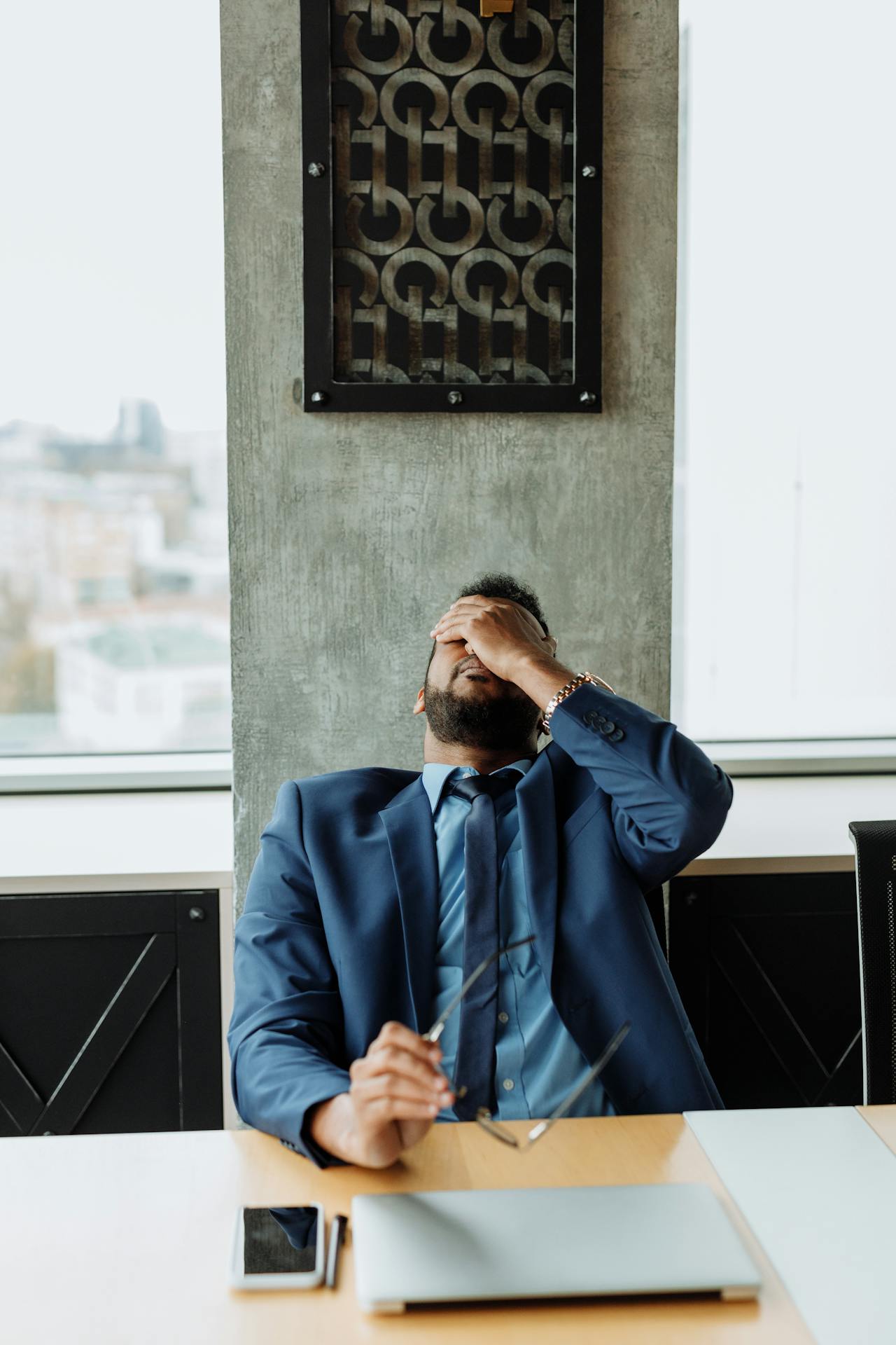 picture of an overwhelmed CEO